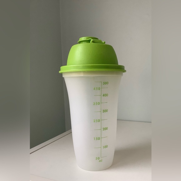 EUC Tupperware Quick Shaker 2 cup - Picture 2 of 9